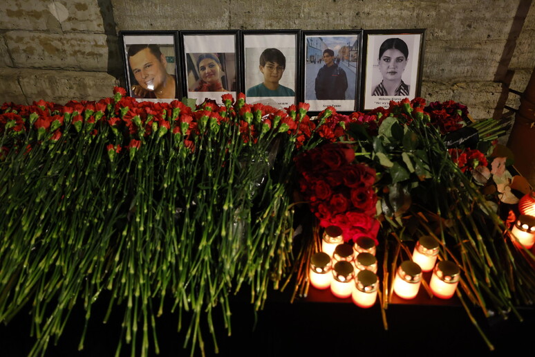 Memorial em São Petersburgo, na Rússia, por vítimas de acidente aéreo no Cazaquistão © ANSA/EPA