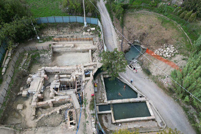 Vista aérea do sítio arqueológico de San Casciano dei Bagni - TODOS OS DIREITOS RESERVADOS