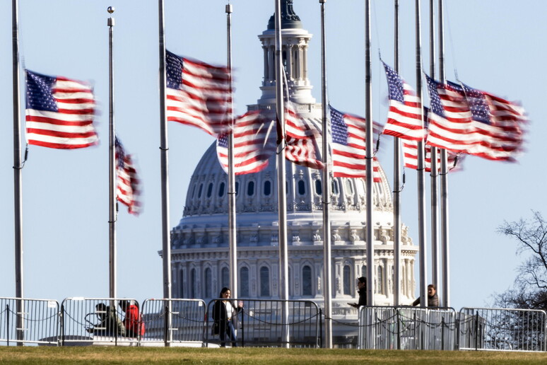 Bandiere a mezz 'asta a Washington, dopo la morte di Jimmy Carter © ANSA/EPA