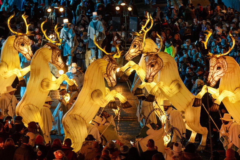 Hogmanay, el año nuevo en Escocia, donde el primero que cruza una puerta marca una tradición. - TODOS LOS DERECHOS RESERVADOS