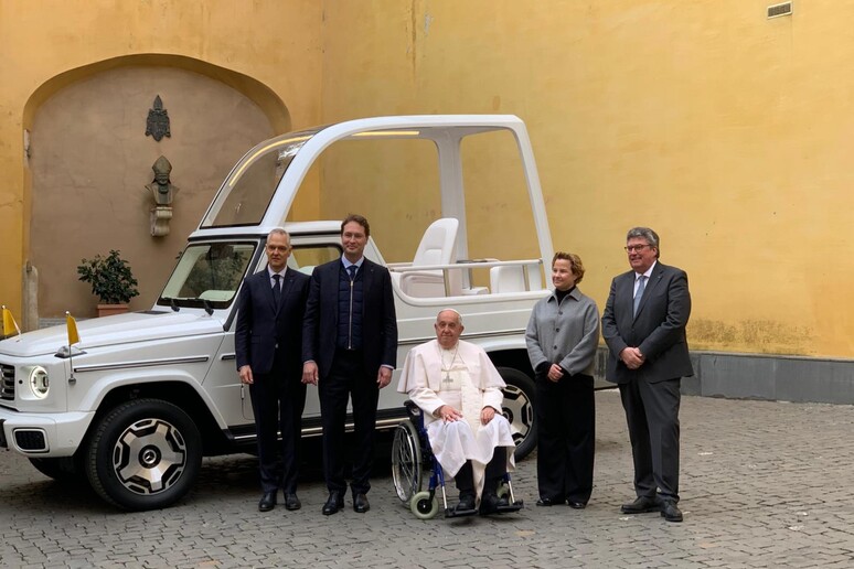 Francisco junto a las autoridades de Mercedes Benz. - TODOS LOS DERECHOS RESERVADOS