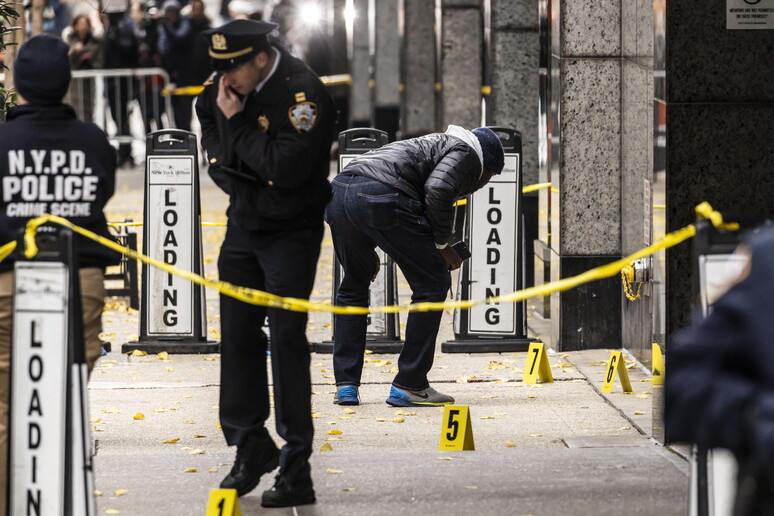 Detectives and members of the New York City police department 's Crime Scene Unit © ANSA/EPA