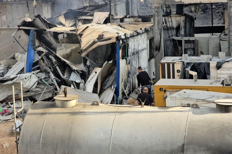 People check the damage outside the Kamal Adwan hospital in Beit Lahya in the northern Gaza Strip © ANSA/AFP