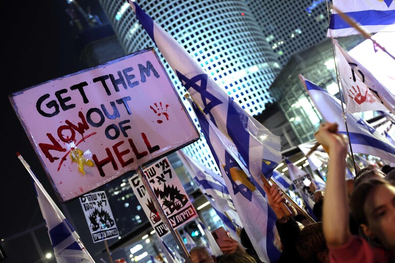 Protesto em Tel Aviv que pede o retorno das pessoas que foram feitas de reféns na Faixa de Gaza © ANSA/AFP