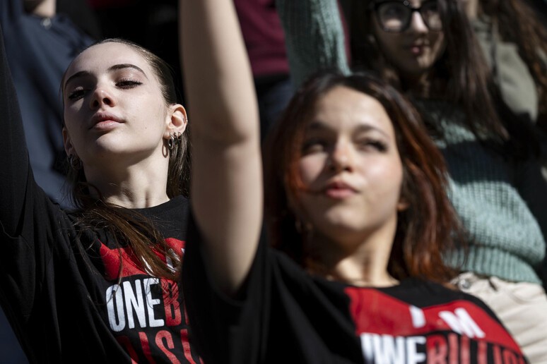 Flashmob contro la violenza sulle donne - RIPRODUZIONE RISERVATA