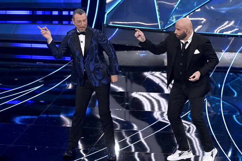 L 'Agcom multa la Rai,  'a Sanremo 2024 pubblicità occulta per le scarpe di Travolta ' - RIPRODUZIONE RISERVATA