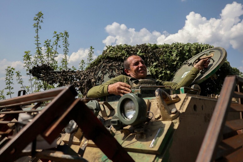 Um soldado ucraniano na região de Donetsk durante o conflito contra a Rússia © ANSA/AFP