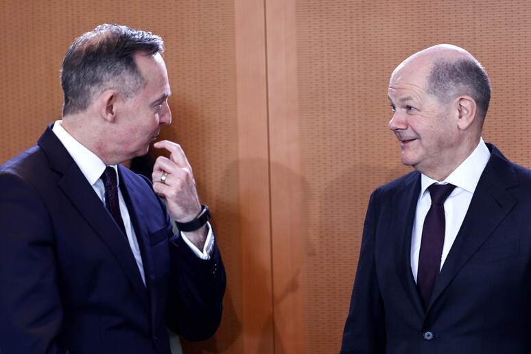 El ministro alemán de Transportes, Volker Wissing (izq.), con el canciller Olaf Scholz (der.) © ANSA/EPA