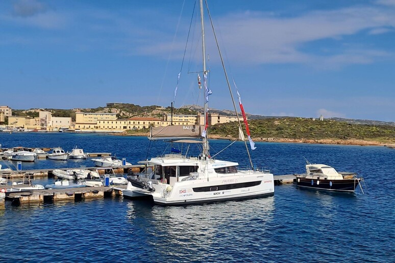 Catamarã no Mar Mediterrâneo - TODOS OS DIREITOS RESERVADOS