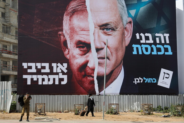 El premier israelí pidió al líder centrista no abandonar el gobierno. © ANSA/EPA