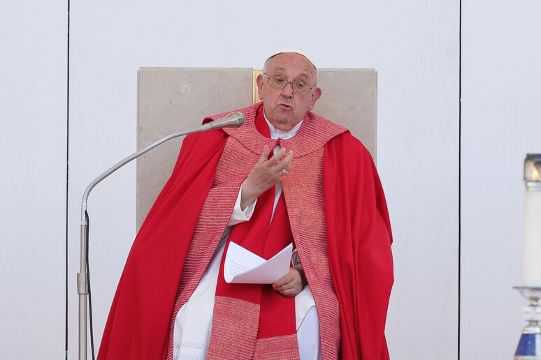 Papa Francesco celebra la messa allo stadio Bentegodi di Verona - RIPRODUZIONE RISERVATA