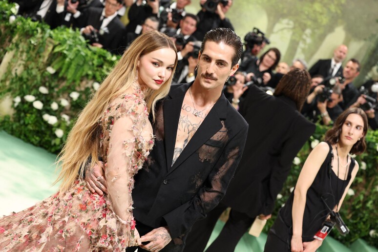 Damiano David com Dove Cameron durante Met Gala, em maio de 2024 © ANSA/Getty Images via AFP