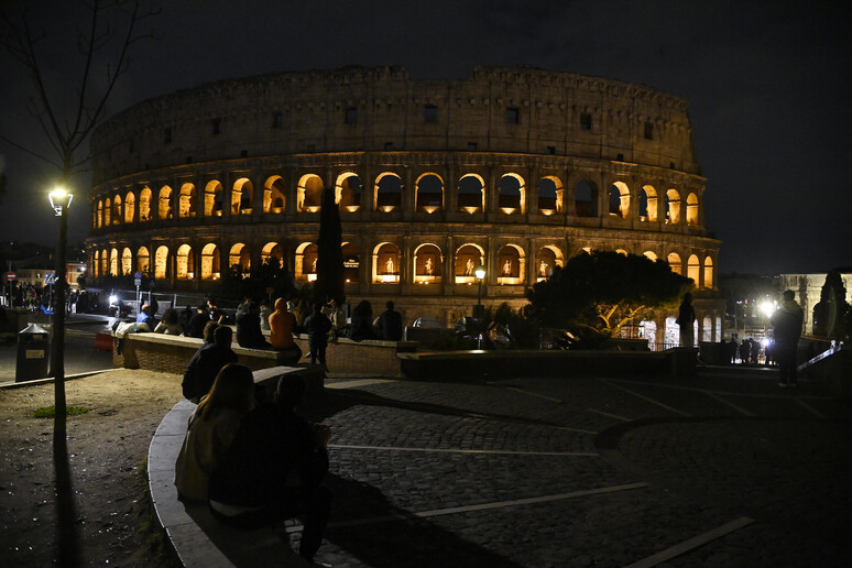 El Coliseo iluminado para la visita nocturna (ANSA) - TODOS LOS DERECHOS RESERVADOS