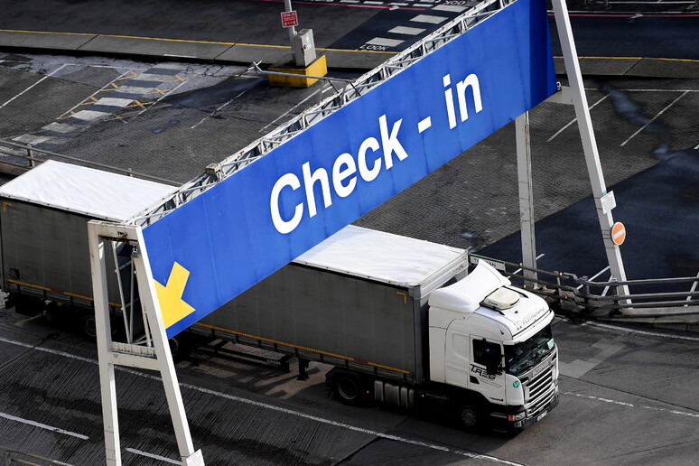 Un camionero italiano en el laberinto post Brexit. Sin comida y multado. - TODOS LOS DERECHOS RESERVADOS