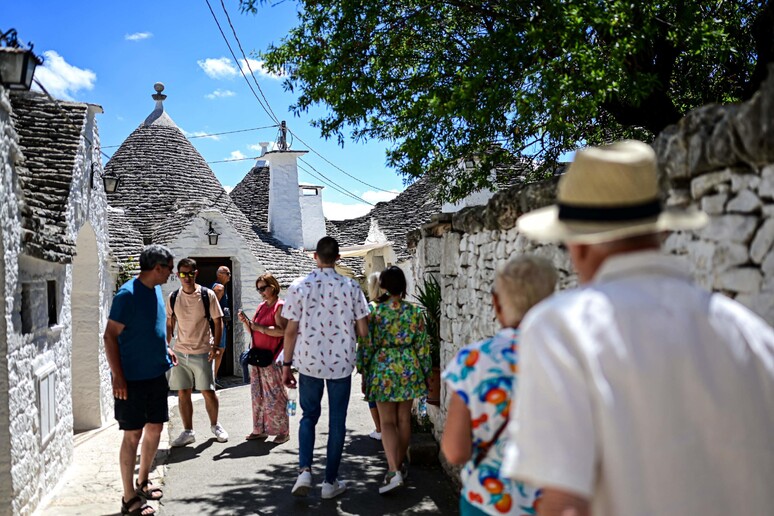 La belleza de Alberobello y los tradicionales "trulli". Giorgia Meloni en defensa del Sur © ANSA/AFP