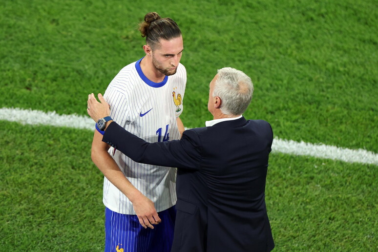 El DT Didier Deschamps (der) y Adrien Rabiot (izq) © ANSA/EPA