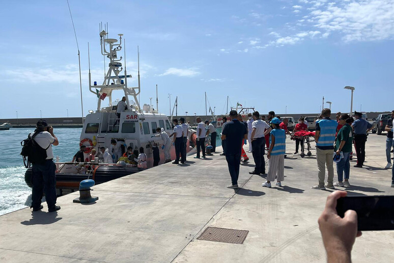 Chegada de sobreviventes em Roccella Ionica, sul da Itália - TODOS OS DIREITOS RESERVADOS