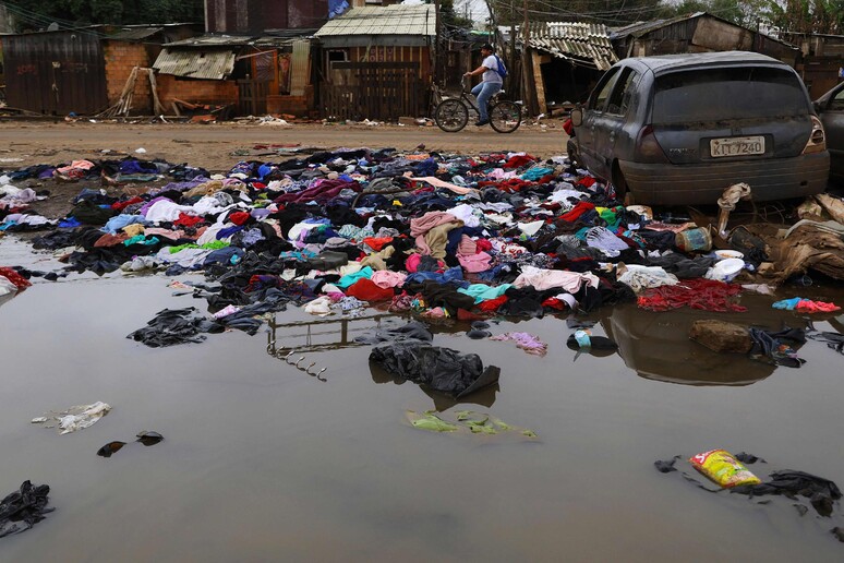 Situação no bairro Vila Farrapos, em Porto Alegre, ainda é crítica © ANSA/AFP