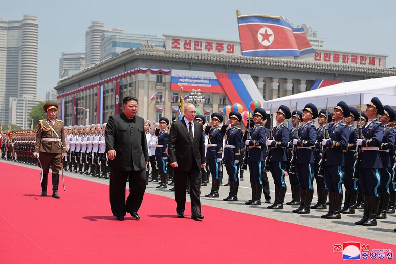 Kim Kong-un e Vladimir Putin durante encontro em Pyongyang, em 19 de junho © ANSA/AFP