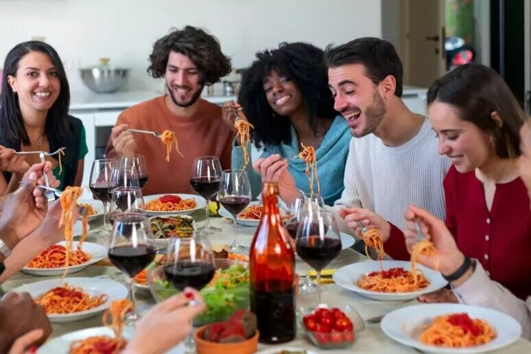 Los jóvenes comen espaguetis después de un concierto o de una noche de discoteca. - TODOS LOS DERECHOS RESERVADOS