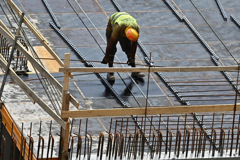 Un operaio al lavoro in un cantiere (archivio) - RIPRODUZIONE RISERVATA