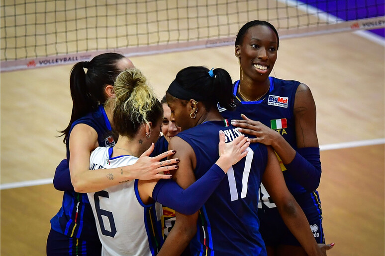 Italianas celebram vitória sobre Polônia na Liga das Nações © ANSA/Federvolley