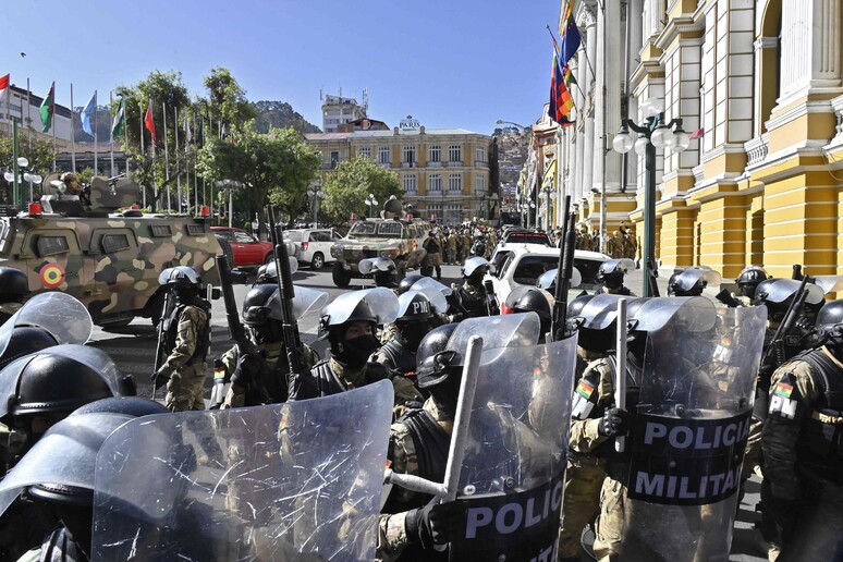 Dezenas de militares fortemente armados invadiram a sede do governo em La Paz © ANSA/AFP