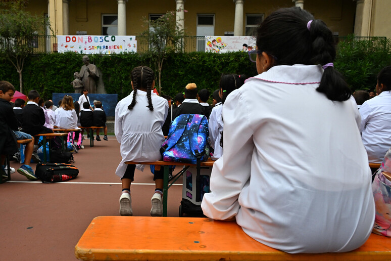 Primo giorno di Scuola per i bambini e ragazzi. Immagine d 'archivio - RIPRODUZIONE RISERVATA