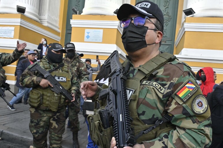 Juan José Zúñiga e Juan Arnez Salvador, ex-comandantes do Exército e da Marinha, foram presos © ANSA/AFP