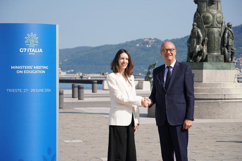 O ministro Giuseppe Valditara com Fernanda Maria Rocha Soares dos Santos, da Embaixada do Brasil - TODOS OS DIREITOS RESERVADOS