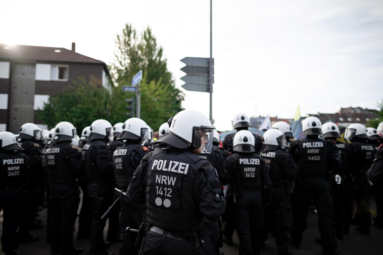 Policía contiene a manifestantes en el congreso de la ADF, en Essen. - TODOS LOS DERECHOS RESERVADOS