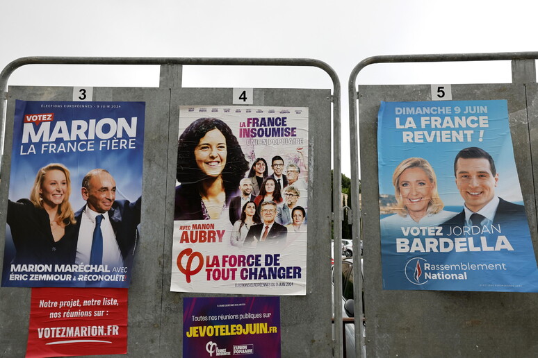 Afiches de las elecciones parlamentarias europeas en las calles de París - TODOS LOS DERECHOS RESERVADOS