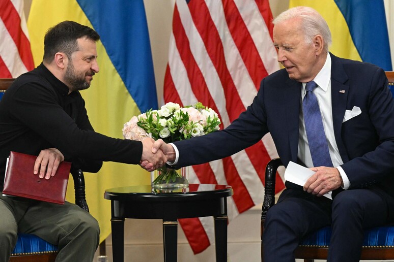 El presidente ucraniano, Volodimir Zelensky, saluda a su homólogo estadounidense, Joe Biden. © ANSA/AFP