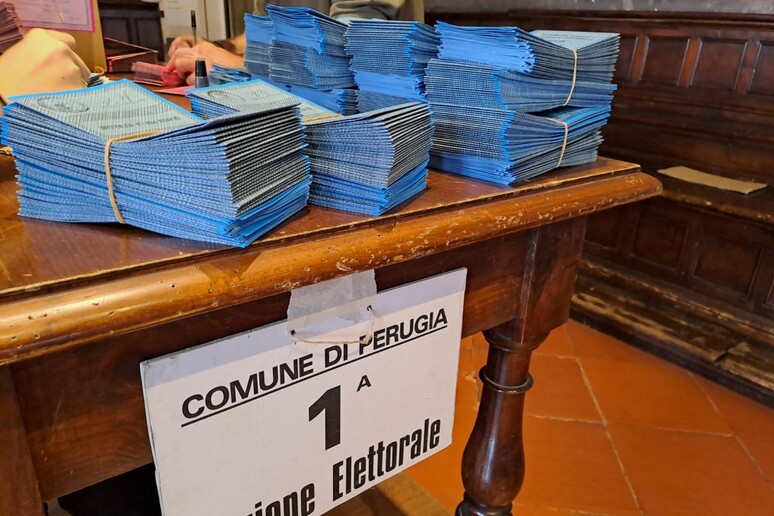 Italia al voto, apertura de colegios Unión Europea Ansa.it