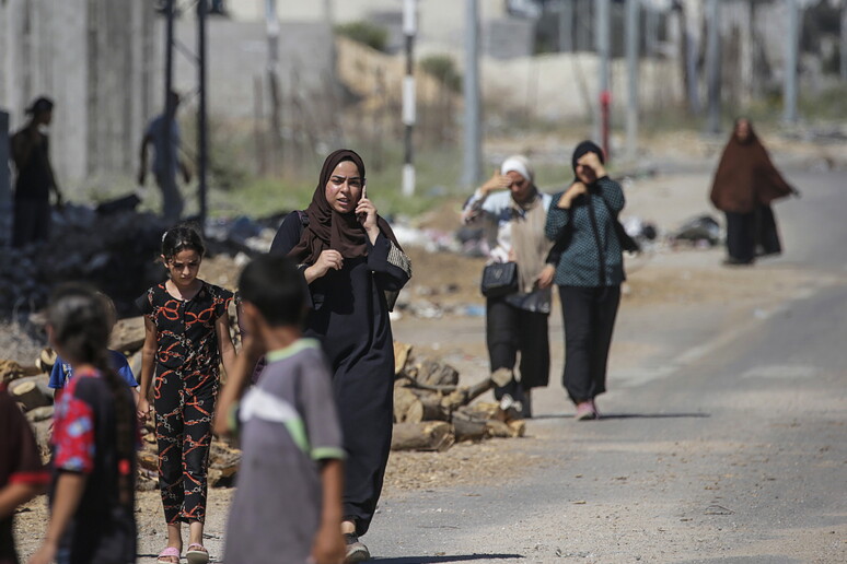 Palestinos dejan la ciudad de Gaza durante una operación israelí. - TODOS LOS DERECHOS RESERVADOS