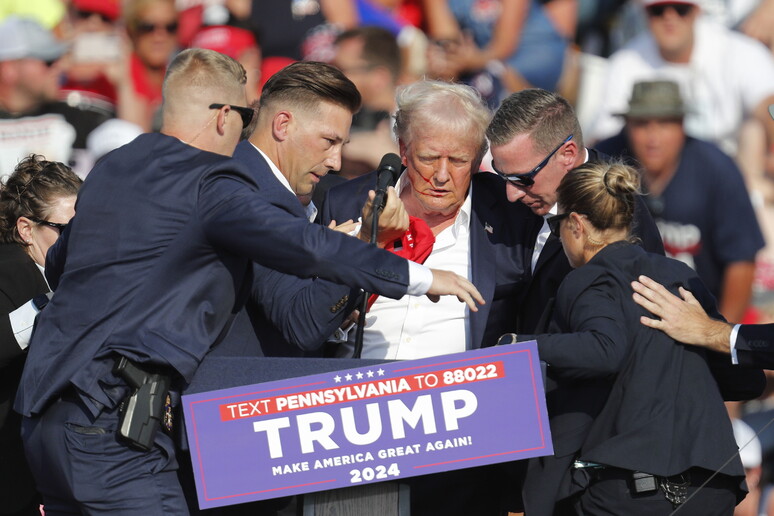 Trump deixou palco de comício ensanguentado - TODOS OS DIREITOS RESERVADOS