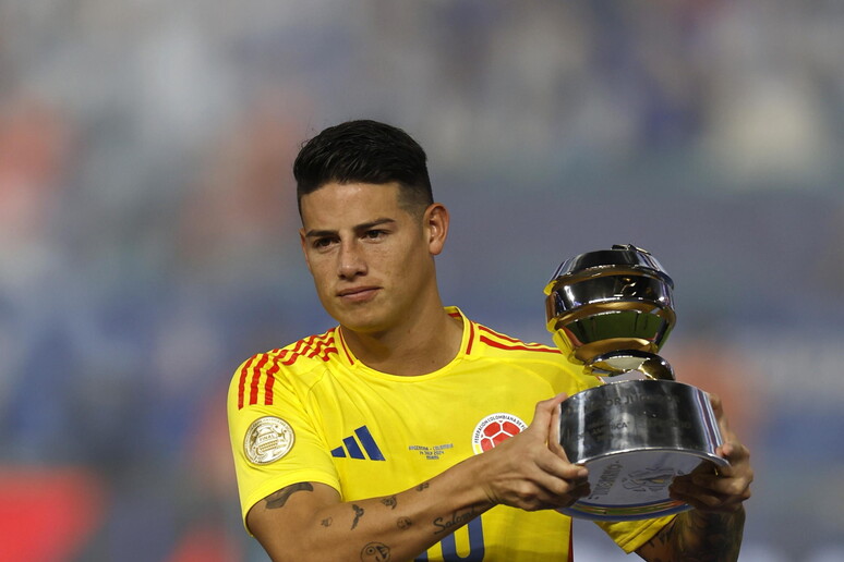 James Rodríguez con el premio al mejor jugador de la Copa América 2024 © ANSA/EPA