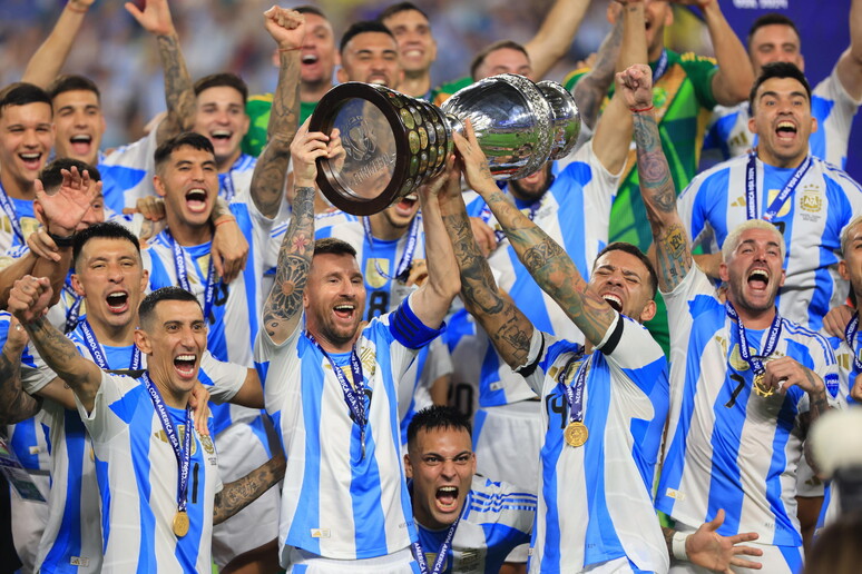 Jogadores argentinos levantam taça da Copa América © ANSA/EPA