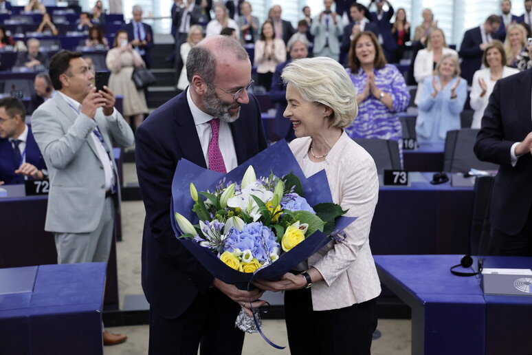 Flores para la reelecta presidenta de la Comisión. - TODOS LOS DERECHOS RESERVADOS