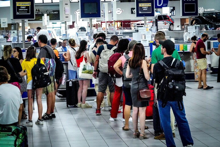 Passeggeri in fila all 'aeroporto di Caselle, Torino - RIPRODUZIONE RISERVATA