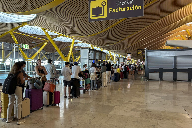 Fila no Aeroporto de Barajas, em Madri, em meio a pane cibernética © ANSA/EPA