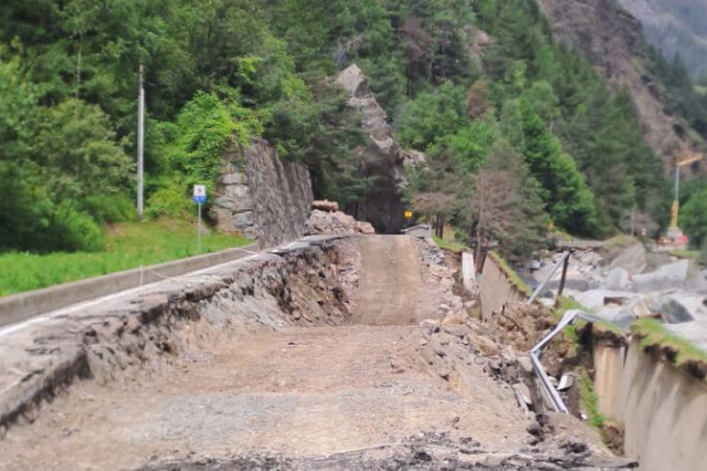 Rodovia está bloqueada por onda de mau tempo - TODOS OS DIREITOS RESERVADOS