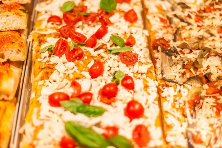 Roma domina la especialidad de la pizza al corte, por porcion. - TODOS LOS DERECHOS RESERVADOS