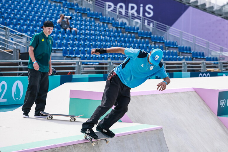 Parigi: pioggia forte, posticipate le gare di skate © ANSA/EPA