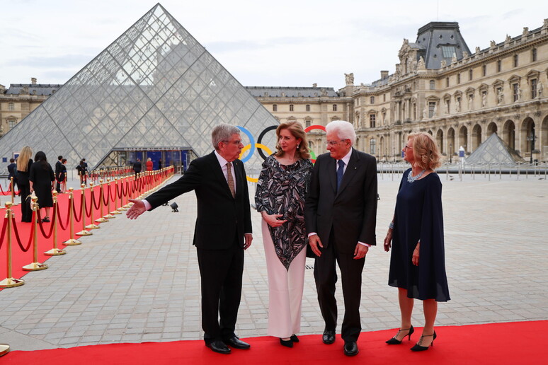 Sergio Mattarella en la cena de gala en el Louvre © ANSA/EPA