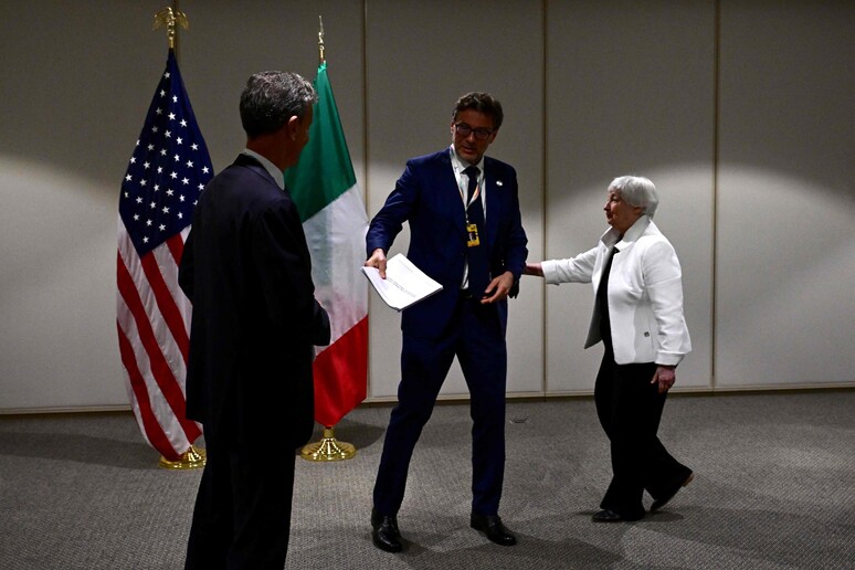 Giancarlo Giorgetti (centro) no Rio de Janeiro para reunião do G20 © ANSA/AFP