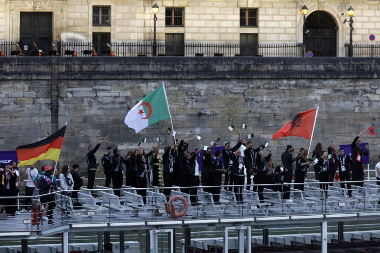 La delegación argelina rindió homenaje a las víctimas de la Masacre de París, de 1961 © ANSA/EPA