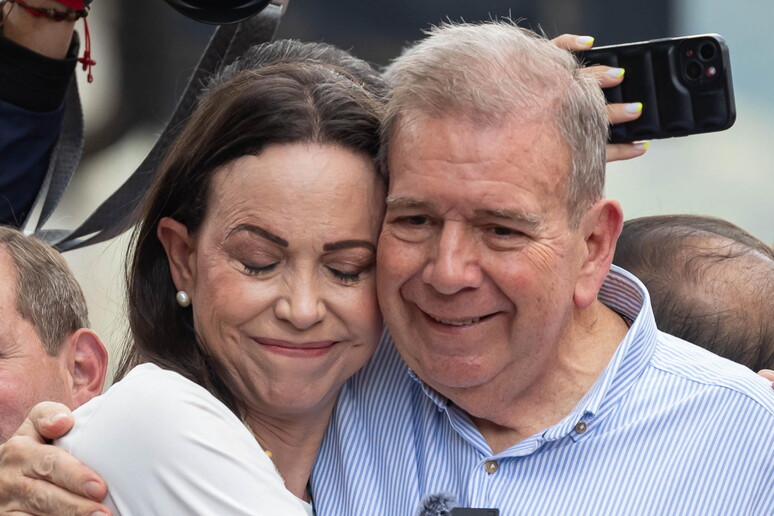 Edmundo González com a líder da oposição María Corina Machado - TODOS OS DIREITOS RESERVADOS