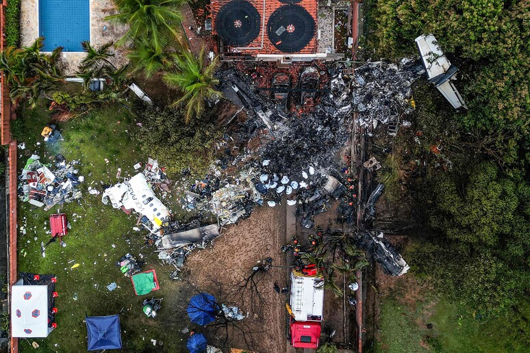 Destroços de avião da Voepass em Vinhedo (SP) © ANSA/AFP