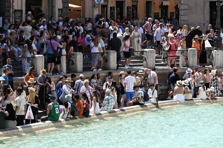 Multidão na beira da Fontana di Trevi, em Roma - TODOS OS DIREITOS RESERVADOS